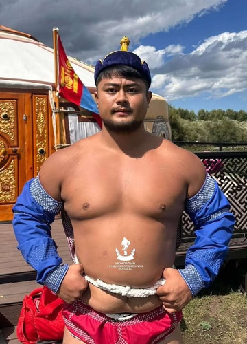 Өндөр гэгээний даншиг наадамд Япон улсын мэргэжлийн бөх Ханада Хидэтора барилдана